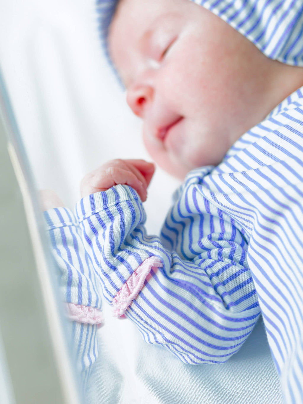 Periwinkle SoftSnooze™ Seersucker Bamboo Knotted Gown & Bow Beanie Set